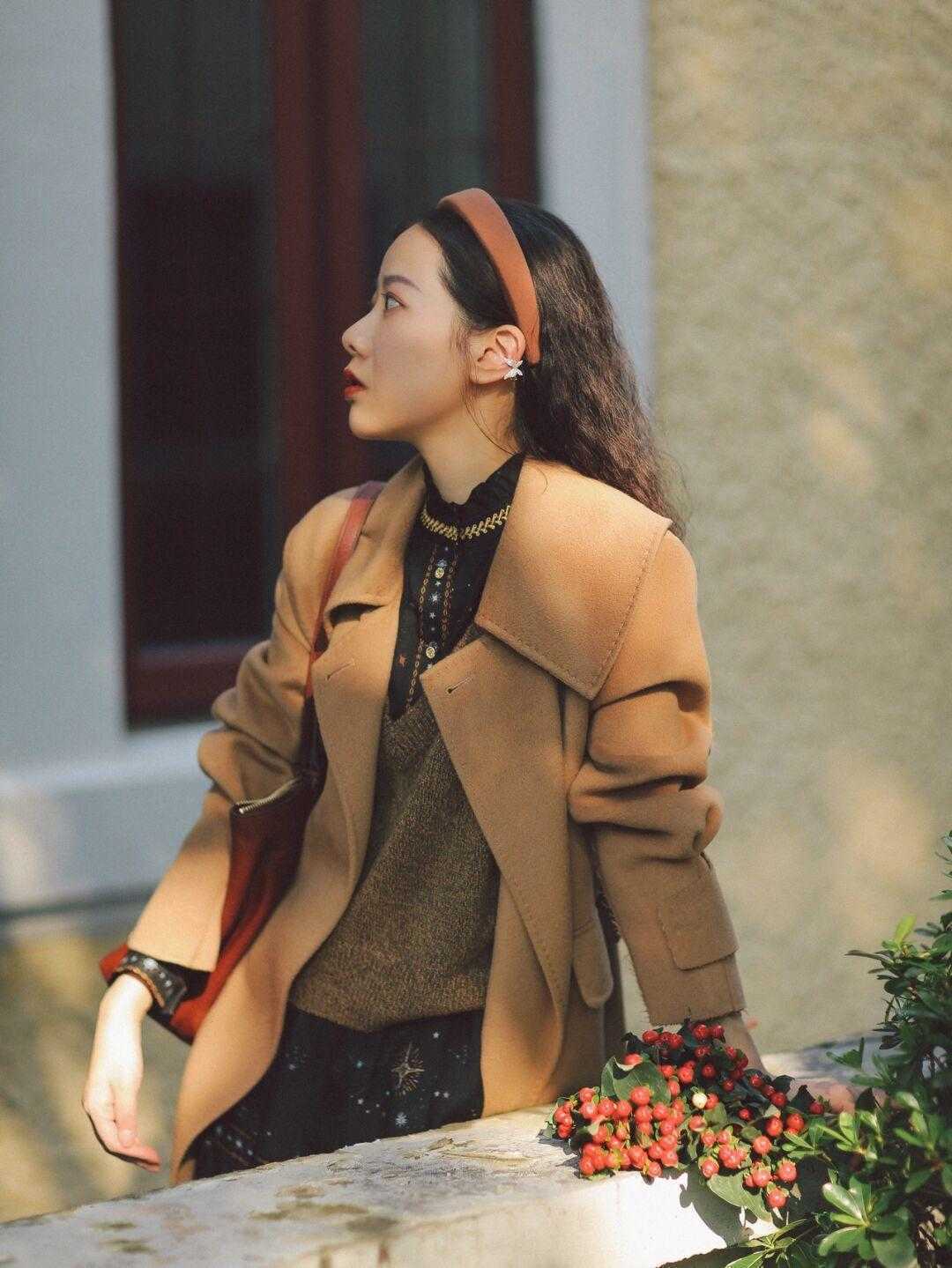 博主 秋冬天快速出门的“偷懒秘籍”,大衣连衣裙叠搭,上身效果yyds