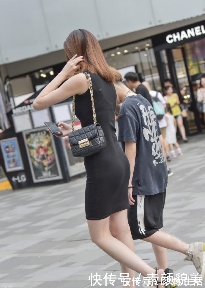 街拍|街拍美女:小姐姐裹身裙搭配并不是重点,微笑才是最迷人的装扮!
