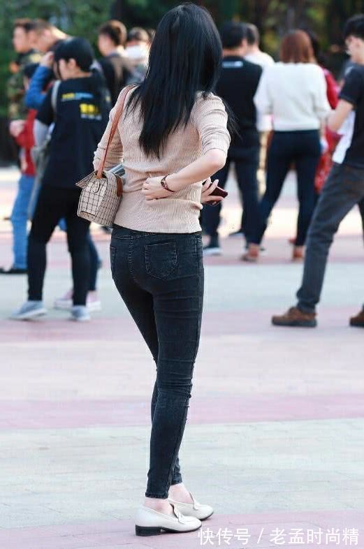 范儿|街拍:气质小姐姐牛仔裤搭配尽显轻熟女范儿,嘟嘴卖萌尽情自拍
