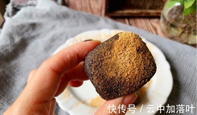 年糕|自制黑芝麻核桃芝士年糕，能拉丝又清甜，关键是一点也不腻！