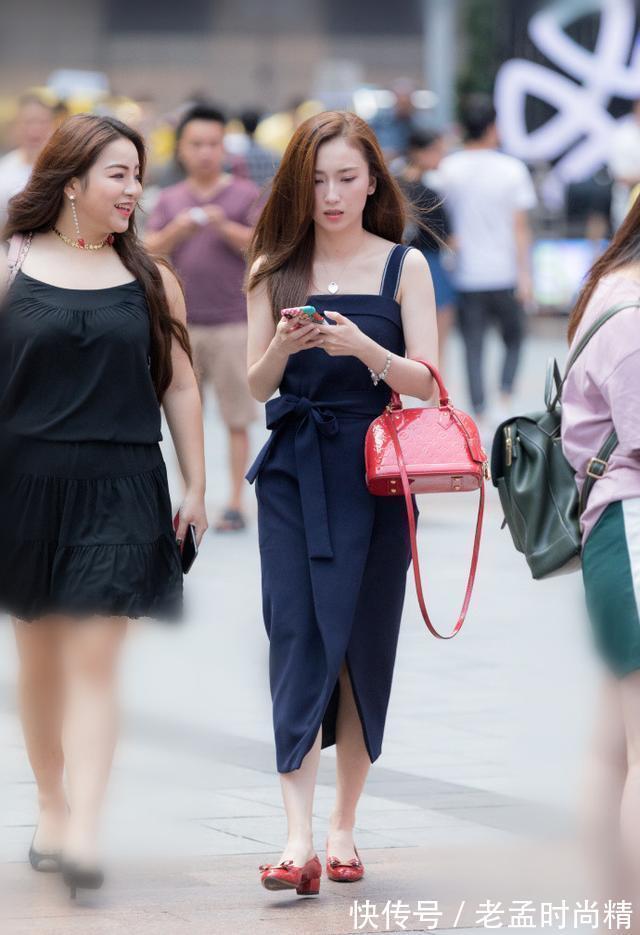 衣服|路人街拍：美女白色学生服，搭配牛仔热裤，喝着奶茶，时尚俏皮！