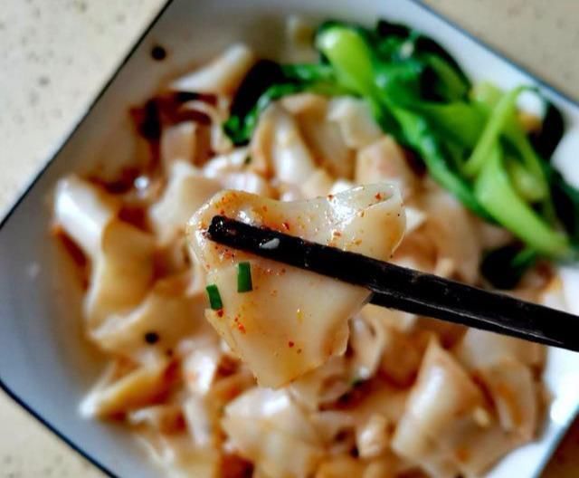 饺子皮|想吃油泼面,5张饺子皮就能搞定,酸辣开胃,每次能吃一大碗