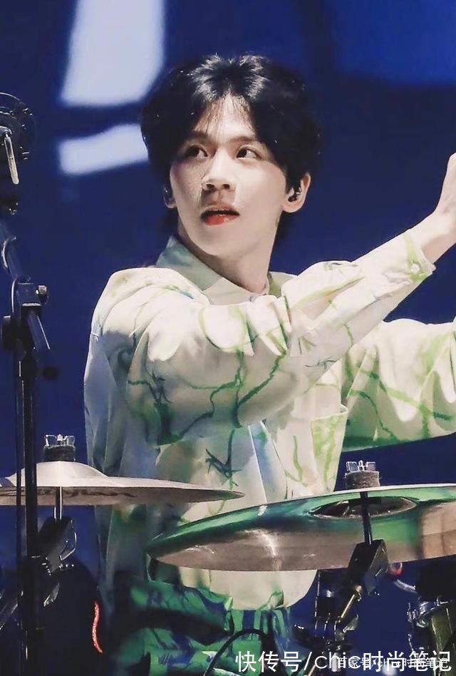 颜色|夏末与初秋交界的时节，什么颜色应该占主导，豆绿色应该榜上有名