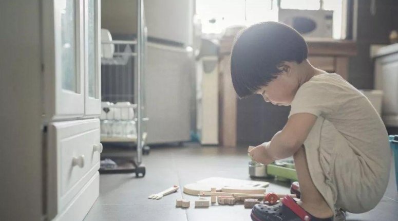 后羿射日|孩子在家表演“后羿射日”,箭刚出手,父亲从微笑转为崩溃