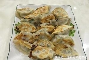 用水|教你10分钟把速冻饺子做成煎饺,终于不用水煮饺子!