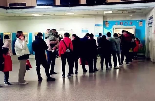 就诊|宝宝高烧排到300号,儿科医生却准点下班,宝妈:你不能加班吗