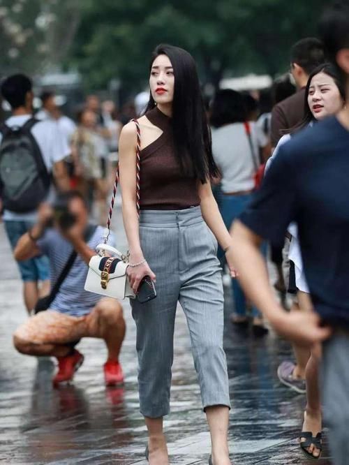 美女|街拍美女辣妈风韵成熟有女人味,曲线身姿妖娆盛世美颜