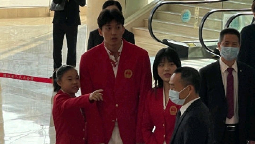 兄妹|汪顺杨倩管晨辰石智勇四人合影太搞笑了,拍出wifi队形