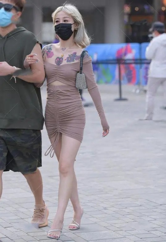 连衣裙 美女一字肩连衣裙穿搭,非常的端庄优雅又不失性感