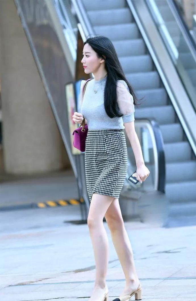 街拍：小姐姐搭配尽显青春靓丽，大方又优雅