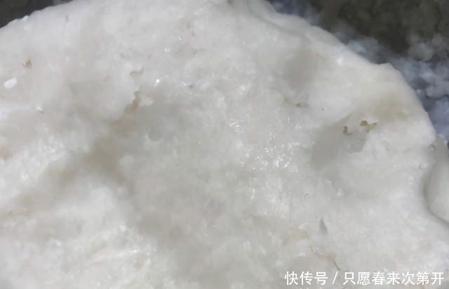 油炸糕总破皮？3个窍门要牢记，油炸糕个个鼓大泡，香酥软又嫩