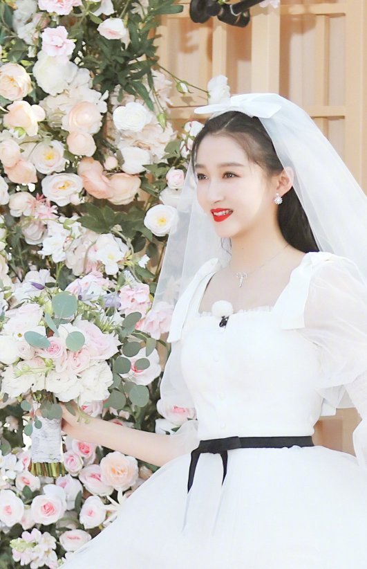婚纱|有种“偏心”叫跑男对关晓彤,全体女嘉宾都穿婚纱裙,就她搞特殊