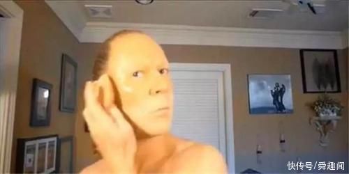 请收下我的膝盖!70岁大爷化妆成美女无人识，让我们情何以堪