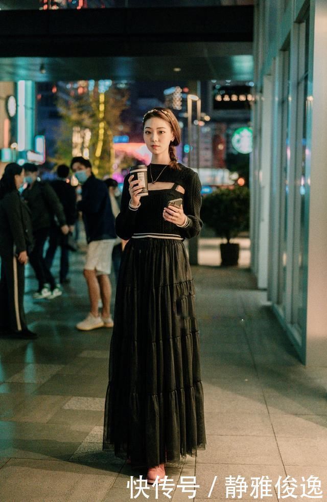 一个人要想显得端庄,还得试一下长裙穿搭,高贵大气