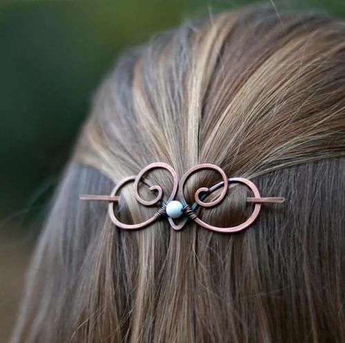 最简单的发型,配上最有创意的发饰,这个春夏,做最水灵的女孩