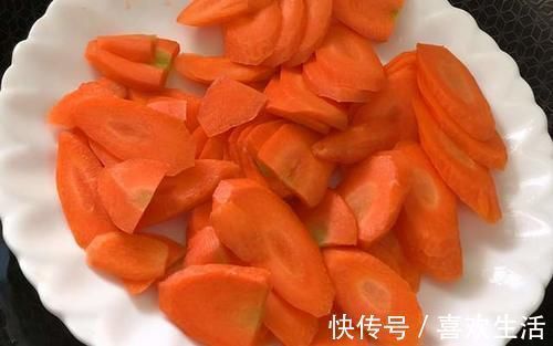 胡萝卜的创新吃法，香甜美味，软糯解馋，再挑食的孩子都爱吃