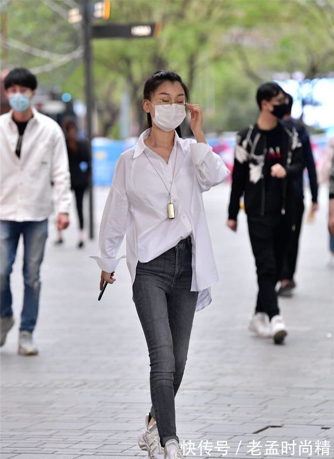 牛仔裤 小姐姐们的身材都真好,长发飘飘搭配紧身牛仔裤,性感十足