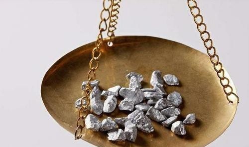 古代银子的真实样貌:表面黑不溜秋、布满牙印,和荧屏上完全不同