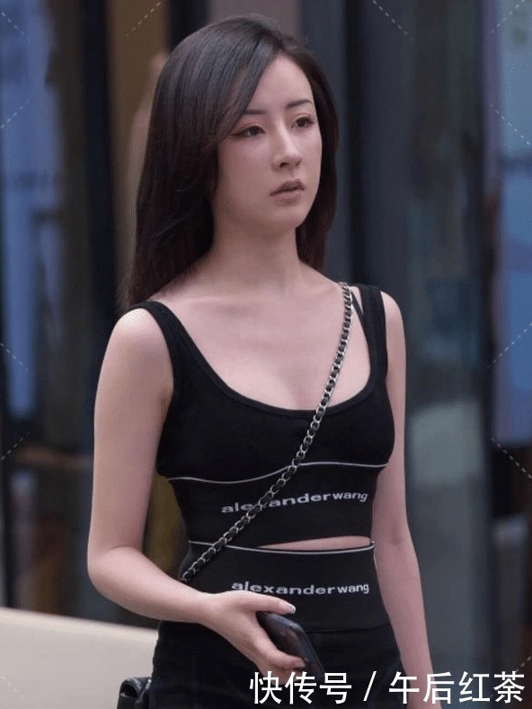 气质|气质美女,穿搭黑色裙装,尽显轻熟的时尚