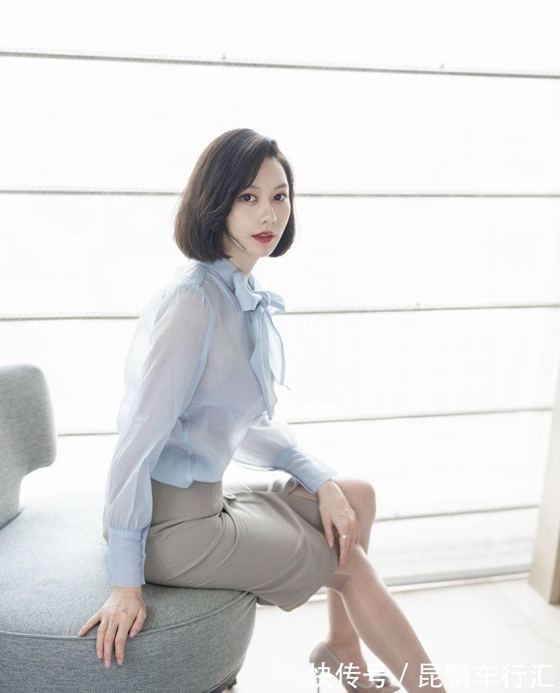 浅蓝色 潮流穿搭:浅蓝色的雪纺衬衫搭配米灰色的半身裙