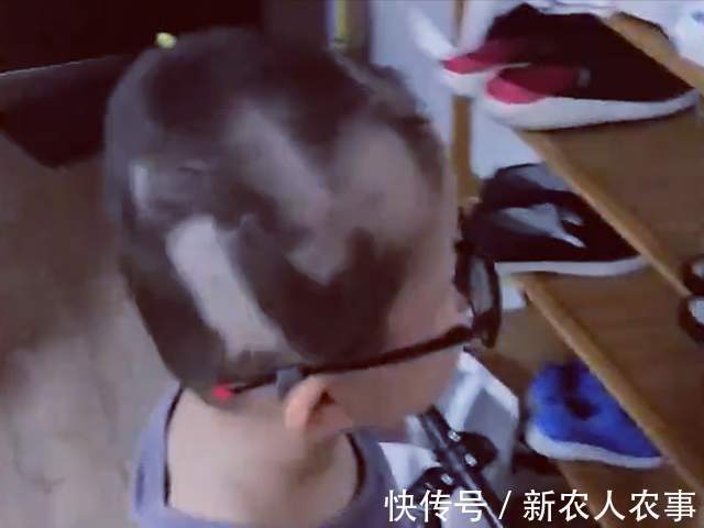 妈妈|江苏一小朋友火了,偷偷地在家里给自己理发,妈妈发现后瞬间崩溃