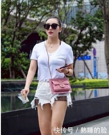 曲线|紧身打底裤小姐姐,轻松秀出完美曲线,很招人喜爱