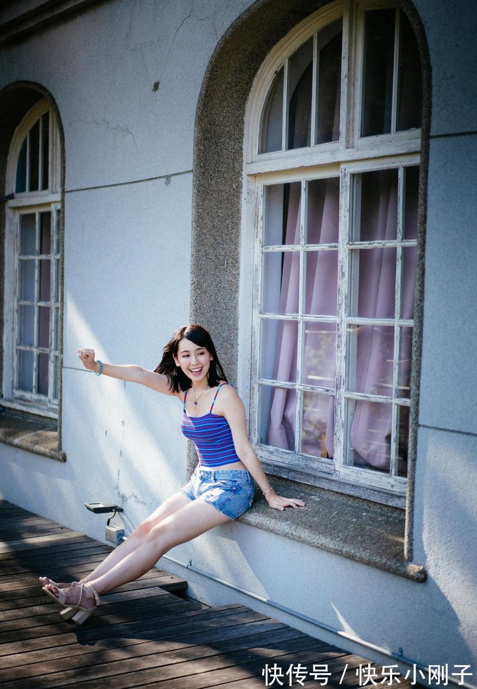 针织吊带|冰丝针织性感吊带背心搭配牛仔短裤，简略前卫穿出高档感