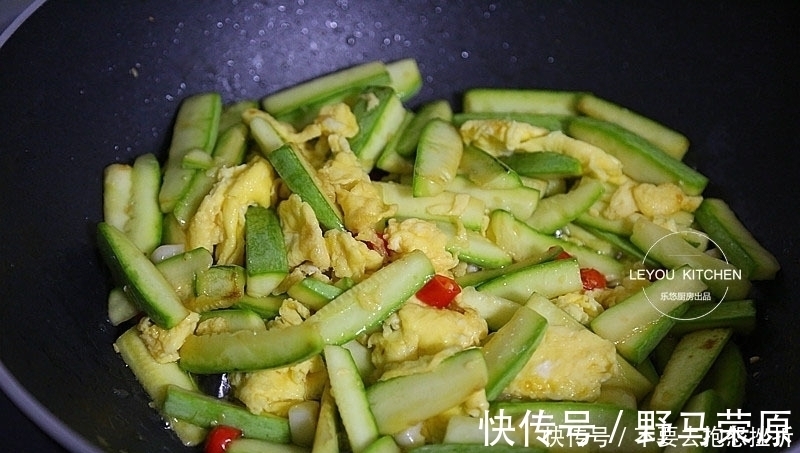 好吃|炒一盘西葫芦出少半盘汤？掌握3点，入味好吃，还不易出汤
