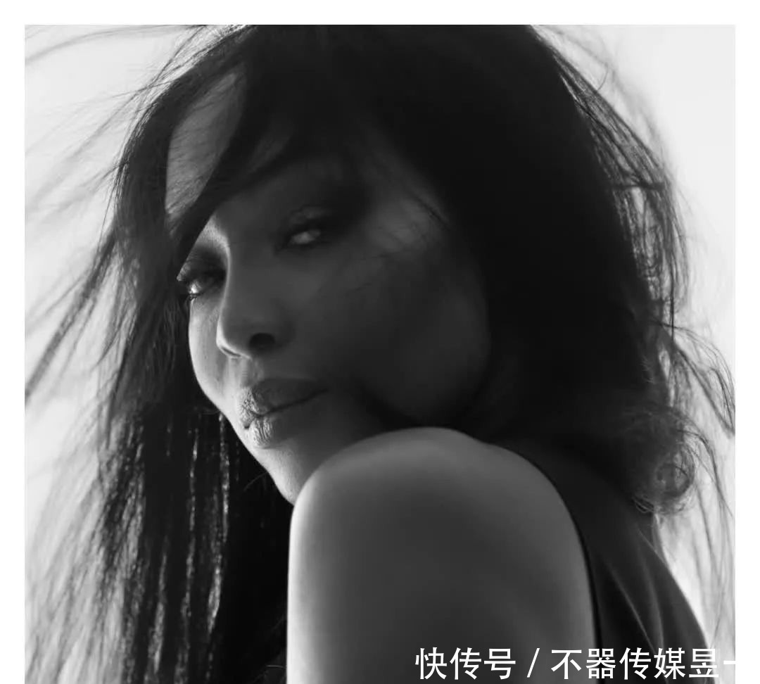 超模黑珍珠拍摄YSL全球大片,表现力太棒了