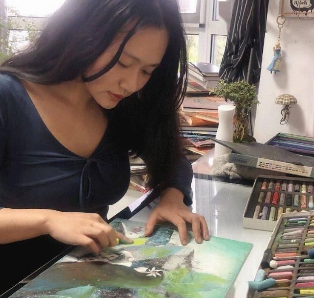 插画师@92年中国最美插画师,闭关一年画洛神,一笑倾城