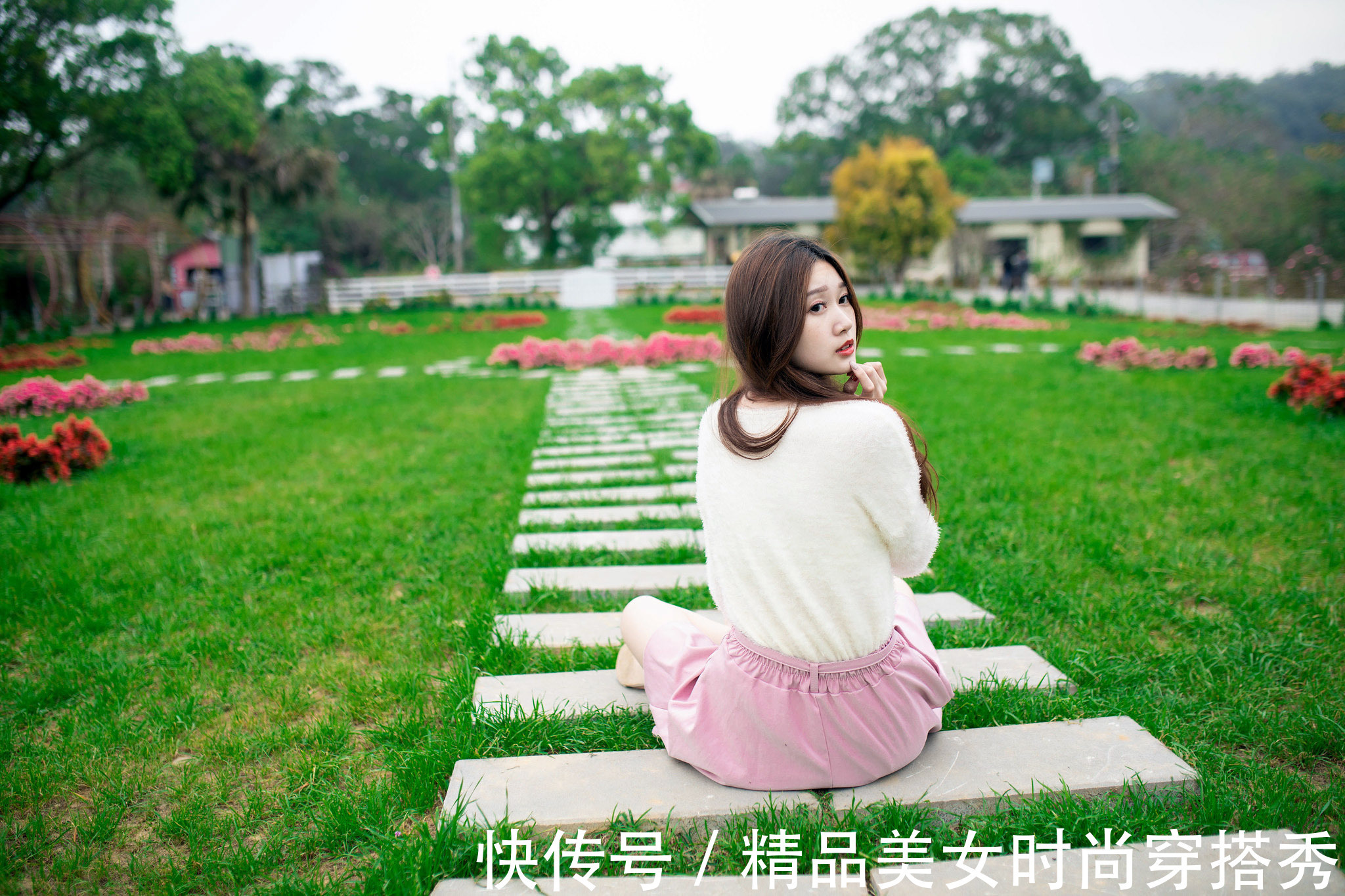 小衫|甜美减龄的穿搭:粉色半身裙+白色小凉鞋,温柔甜美