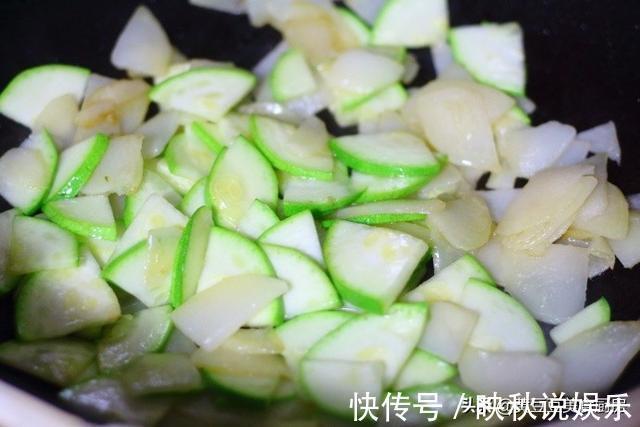 小米椒|土豆别再炒土豆丝了，这种做法才是孩子最爱的，炒一盘都不够吃
