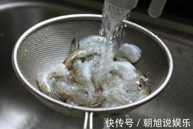 这盘虾满满异国风味,里面加了一种香草,简直太美味了!