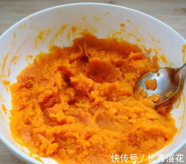 粘米粉|香甜软糯的黄金南瓜饼，做法超级简单！