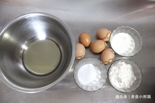 教你制作原味戚风蛋糕卷不裂不粘方法，步骤详细，保证你一学就会