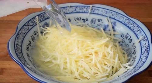 鸡蛋|土豆丝里打3个鸡蛋，居然这么好吃，我家一周做6次，上桌就抢光