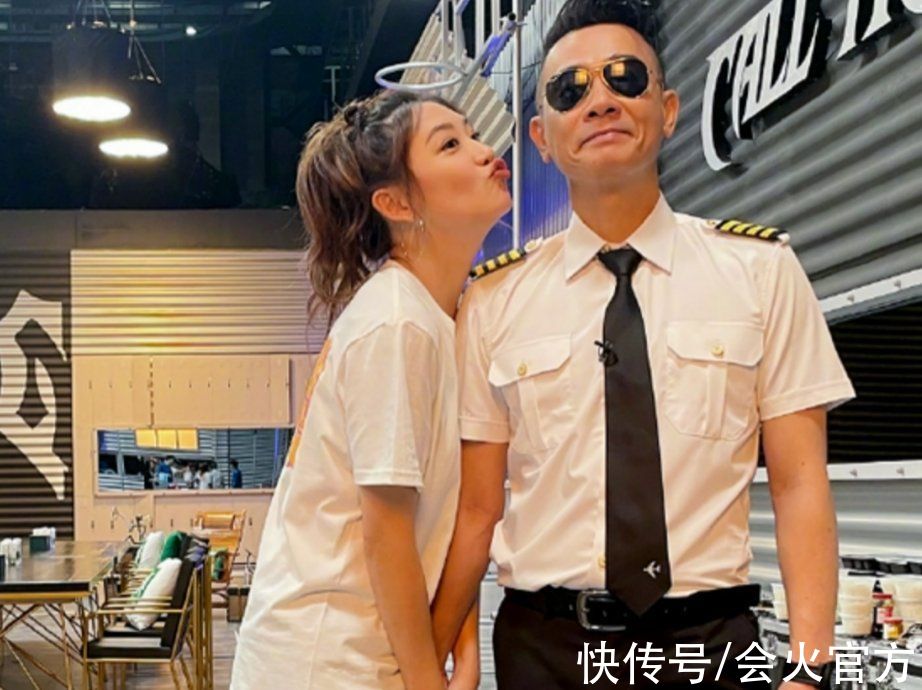 應采兒曬照秀恩愛，陳小春穿機長制服，兩人手牽手當眾親吻超恩愛