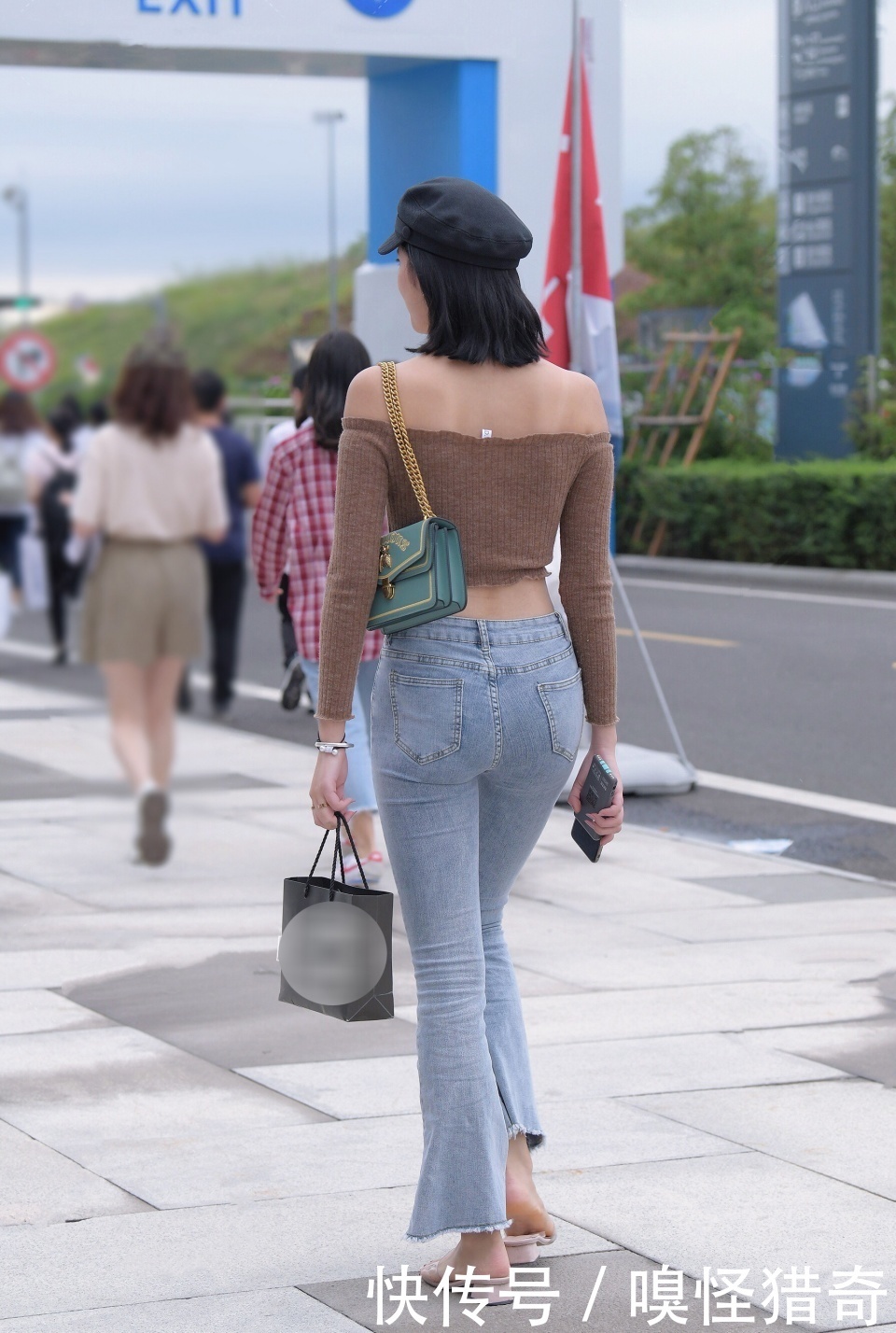 街拍:美女抹胸漏脐配喇叭裤,既性感又有气质!