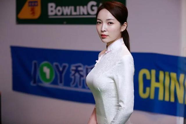 曲线 28岁美女台球裁判,穿传统旗袍秀出身材曲线,真是让人羡慕