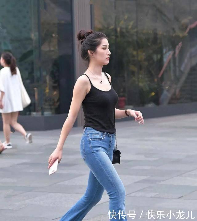 小吊带|白色露脐小吊带搭配高腰牛仔打底裤，简约又清爽