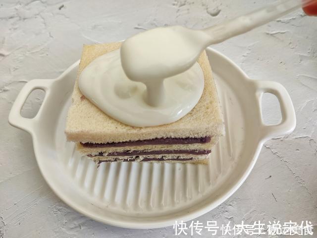 最近，儿子迷上吃这甜点，不用烤箱10分钟就好，比蛋糕还好吃