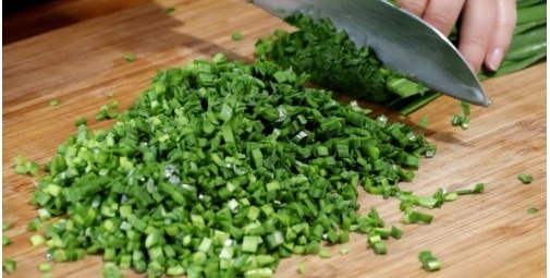 韭菜盒子这么做,薄皮大馅,简单一个步骤韭菜不出水,越吃越香