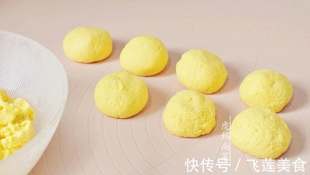 玉米面饼，烫一烫柔软不硬，也不用擀，拍拍即成，多吃粗粮身体好