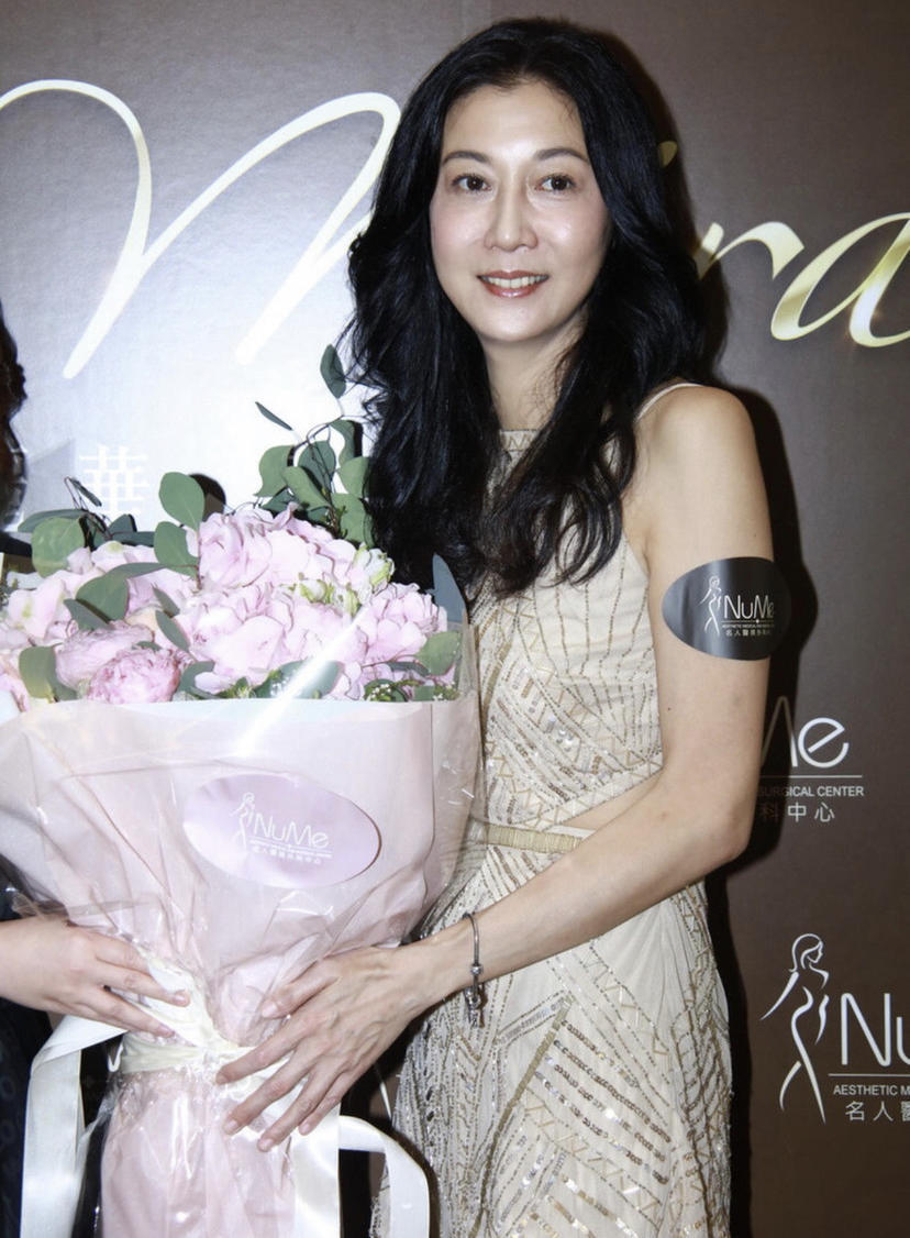 中年危机吴绮莉47岁仍有漫画腿白上衣配牛仔短裤简约清爽魅力十足