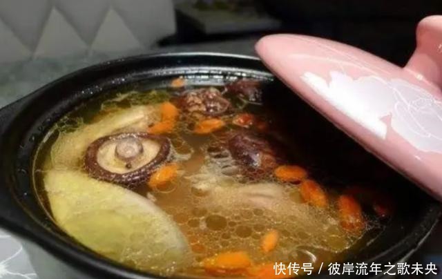 炖鸡汤时，先放盐还是后放盐很多人都做错了，难怪汤不鲜也不香