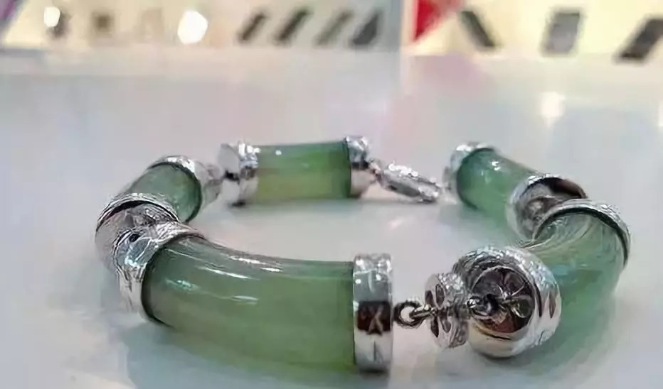 放进|3万买来的手镯不小心磕断了,是放进盒子封尘,还是……