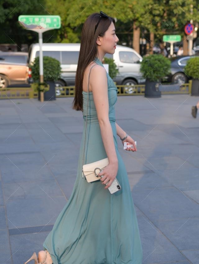 穿搭 湖蓝色雪纺长裙搭配精美高跟鞋，成熟优雅，高级感十足！