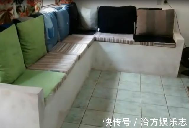 卡座|公公一根筋,客厅不放沙发,坚持红砖砌卡座,用旧床单包着,土!