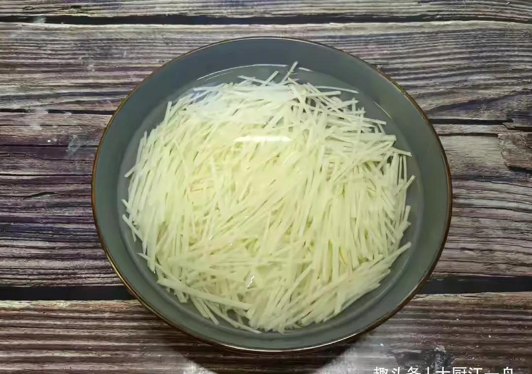 家里老保姆教我,炒土豆丝的3个诀窍,土豆不坨不粘锅,你不学吗