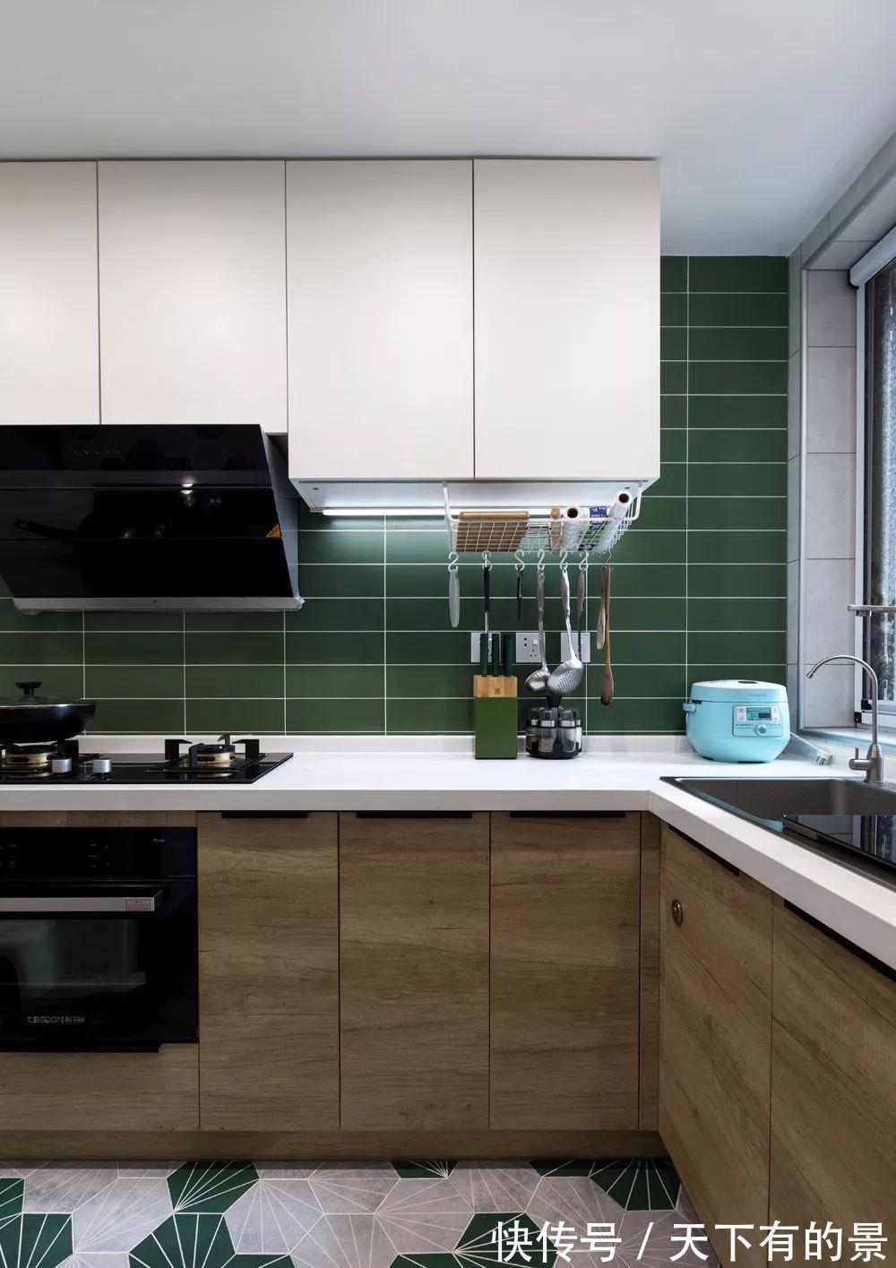 柜子|现在才知道,橱柜底部留空一格大有好处!回家默默拆掉个柜门